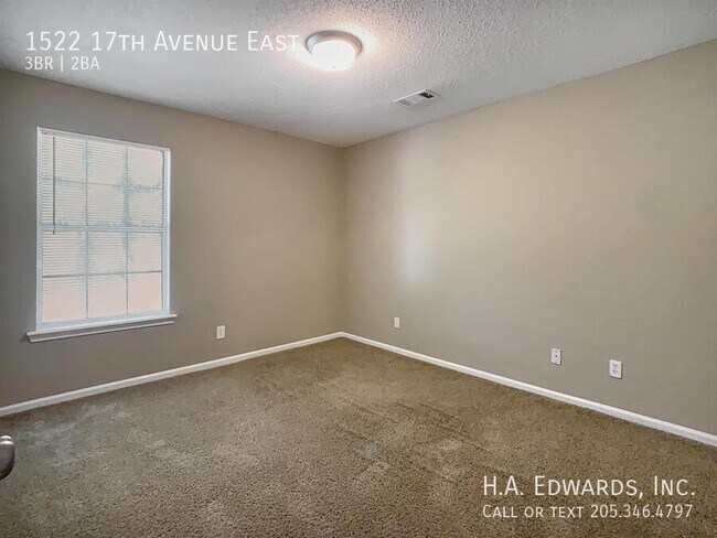 Building Photo - 1522 17th Ave E