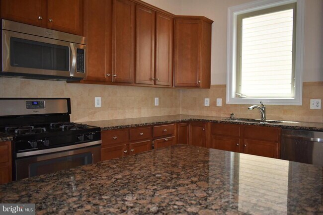 Building Photo - Luxurious Single-Family Home in Vibrant On...