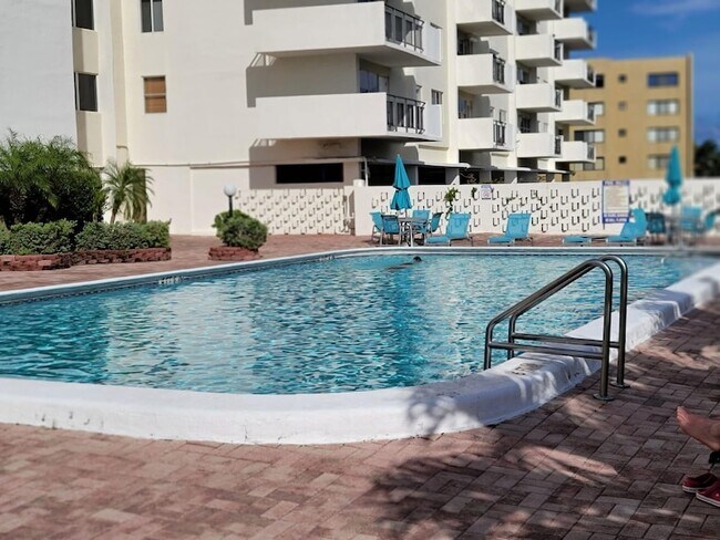 Building Photo - 401 Golden Isles Dr