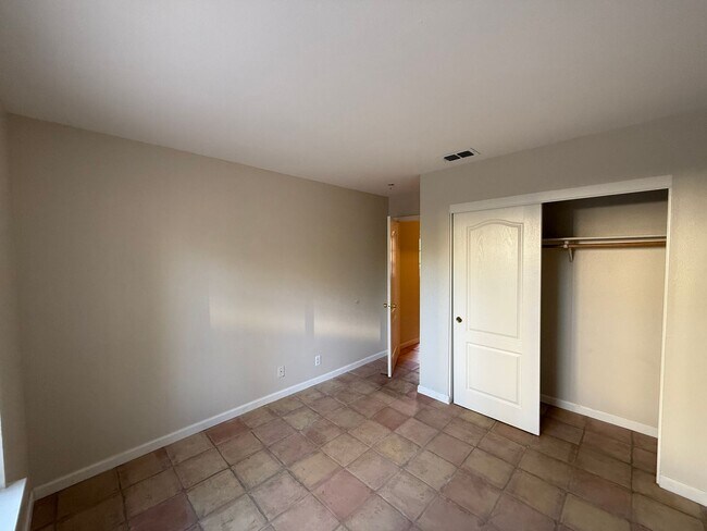 Building Photo - 5 bedrooms located in Redbridge Gated Community!