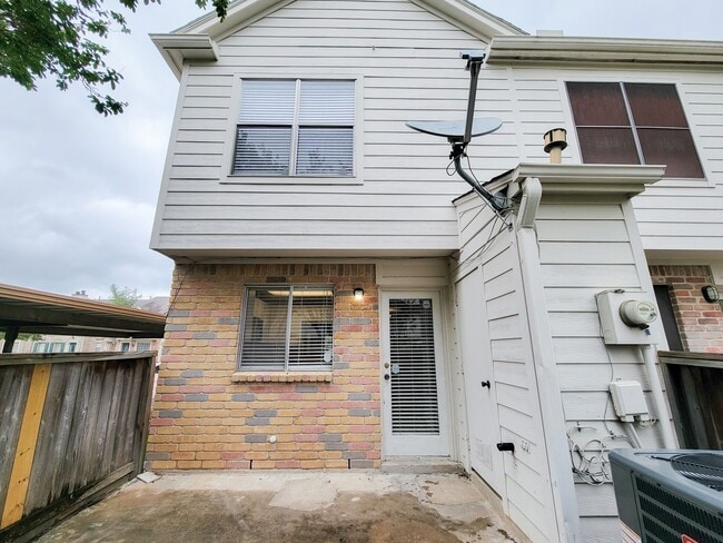Building Photo - Welcome to This Charming Townhome Nestled ...