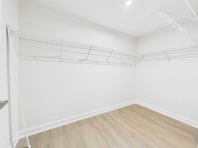 Building Photo - Functional Floorplan, Modern Comfort – Wel...