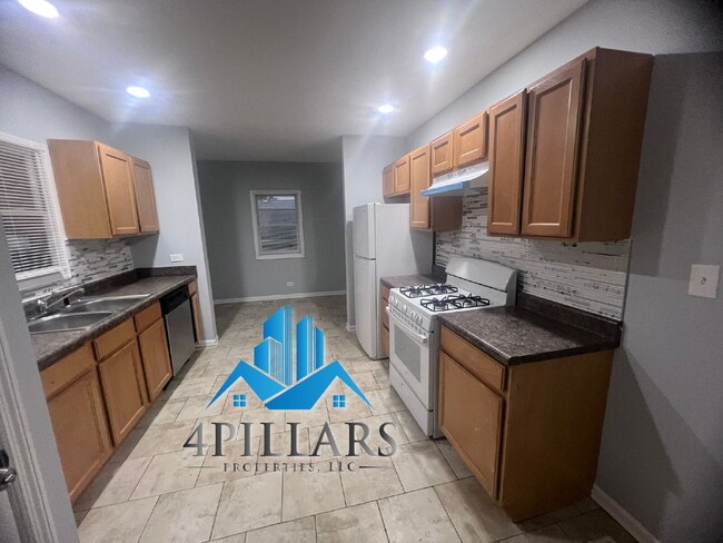 Building Photo - 403 Kenwood St