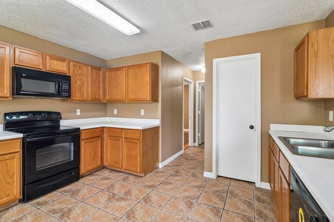 Building Photo - 2232 Chestnut Dr
