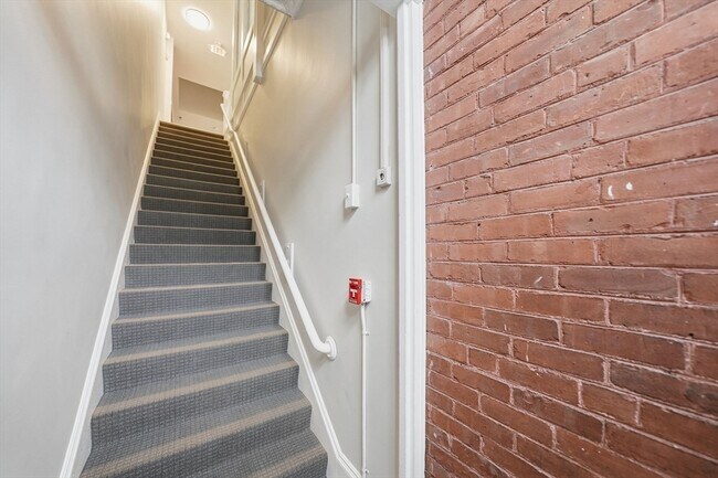 Building Photo - 7 Maple St