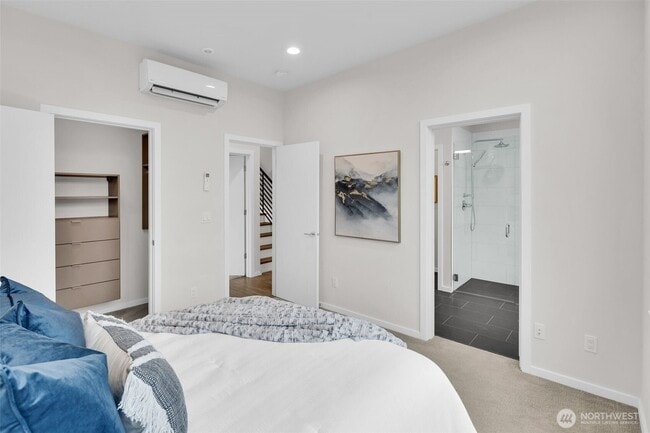 Building Photo - 9732 Woodlawn Ave N