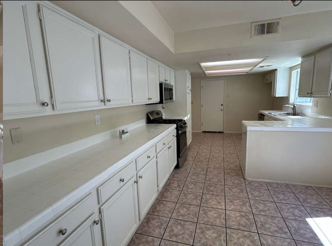 Building Photo - 9324 Burnet Ave