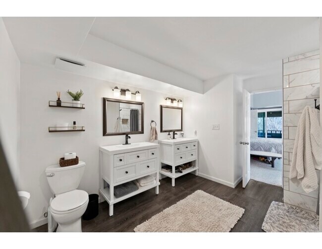 Building Photo - 12024 W Cross Dr