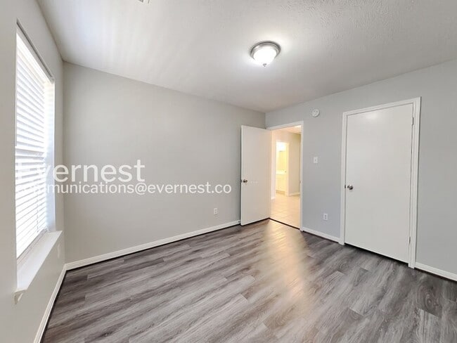 Building Photo - 4 Bed/2 Bath Home with Fenced Yard and Attached Garage / 4 Bed, 2 Bath / Pet-friendly / Available...