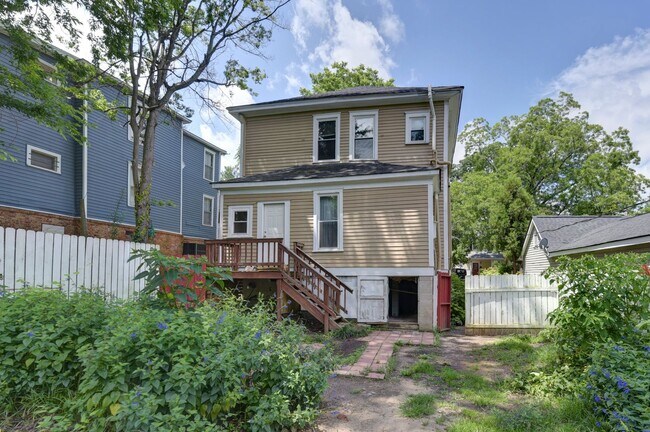 Building Photo - Charming 2 bedroom 1 bath home in Elmwood ...