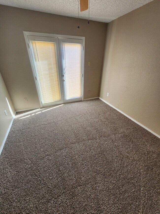 Building Photo - 3 bed 2 bath townhome, 1 car garage and 1 carport