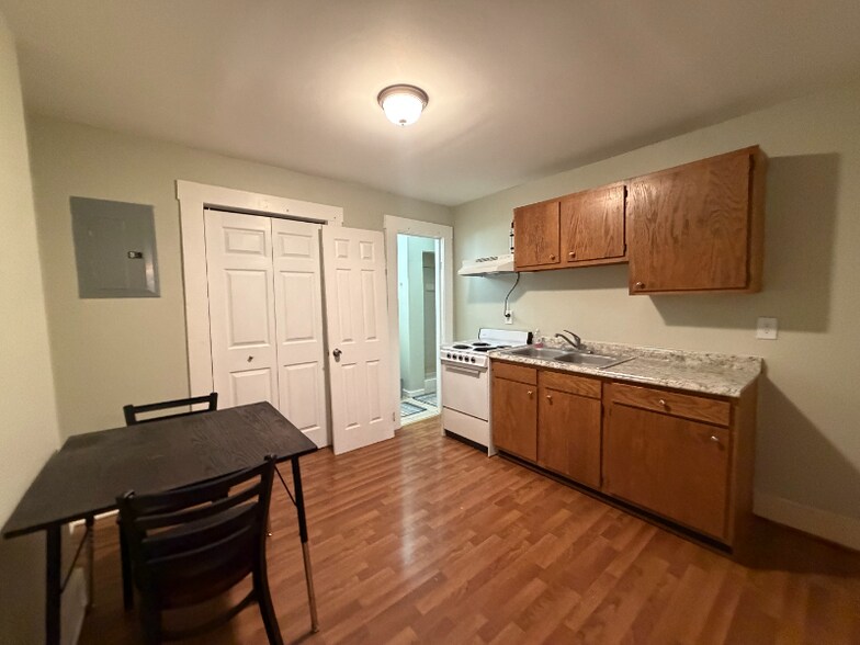 Building Photo - 231 Main St