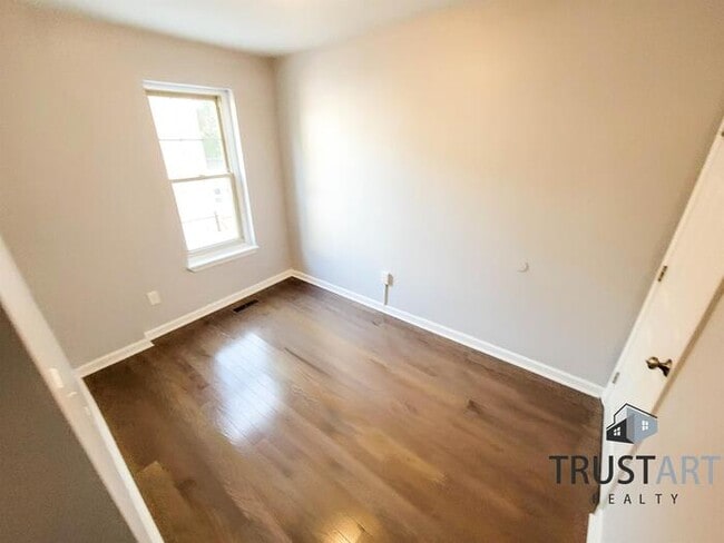 Building Photo - 3 Bedroom House in Germantown
