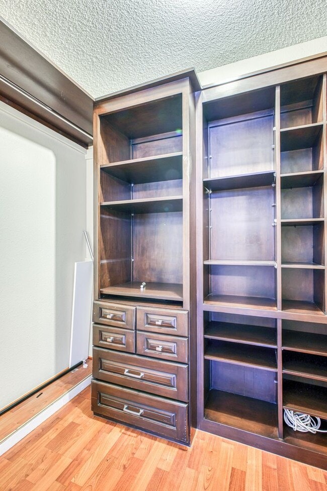 Building Photo - Beautiful House with 4 bed - 2 baths - office & covered big Jacuzzi