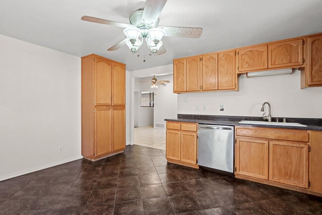 Building Photo - 1600 Sumac Dr