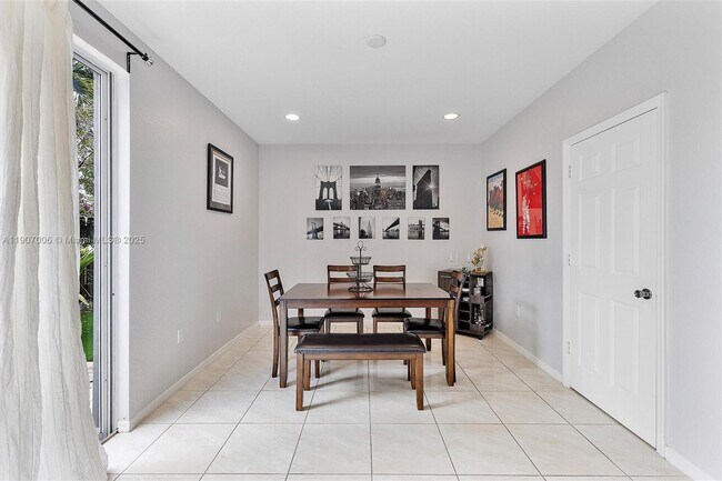 Building Photo - 1431 SE 18th Terrace