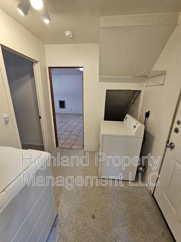 Building Photo - 1170 NE Harvey Rd