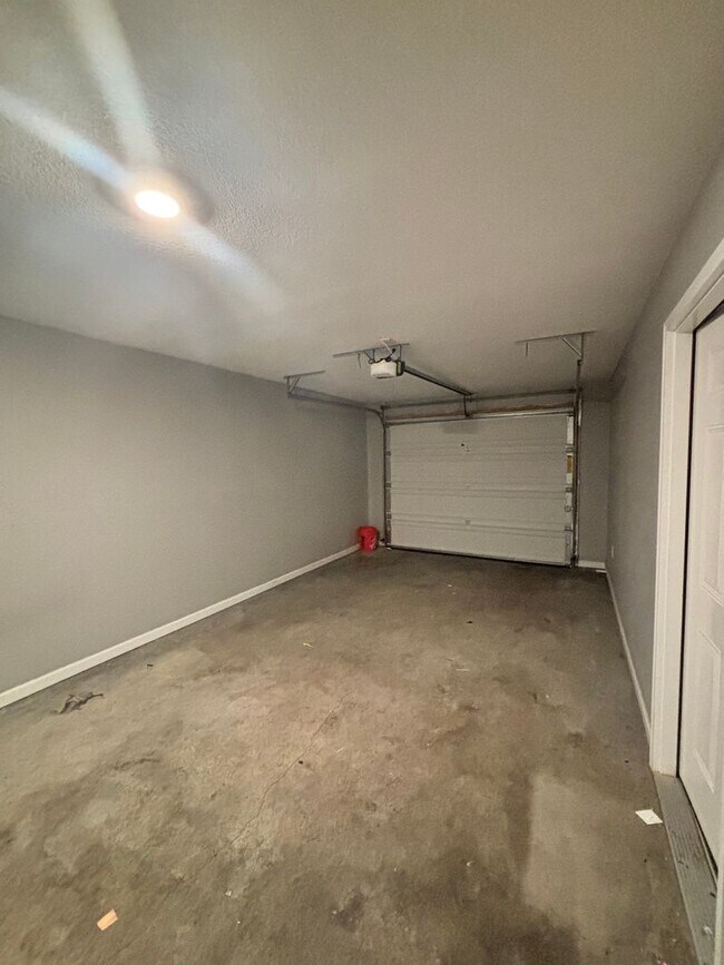 Building Photo - Sevierville 3bd/2.5bth available now!