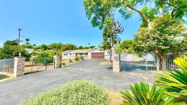 Building Photo - Beautifully Remodeled and Charming Country...