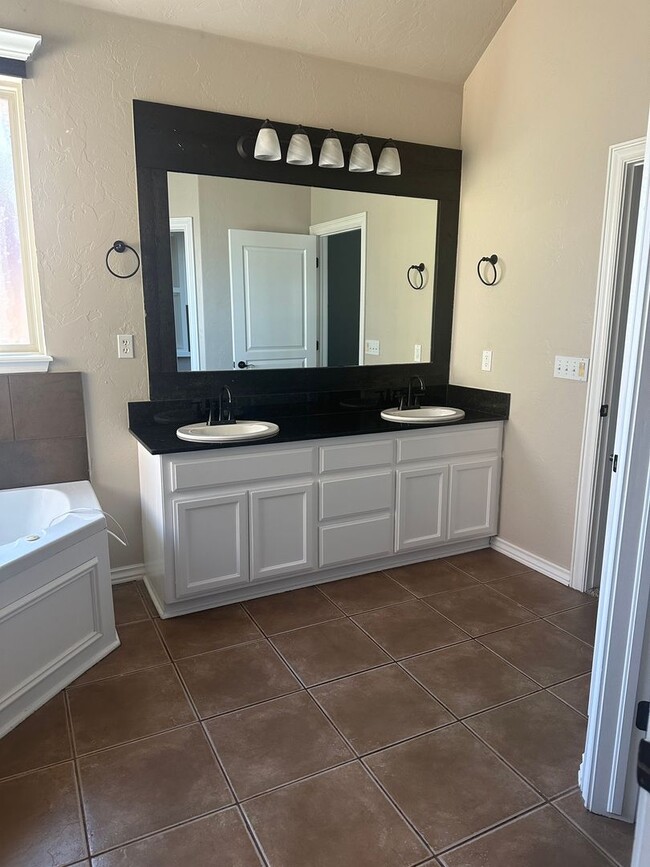 Building Photo - Home in Gated Community also In Deer Creek Schools