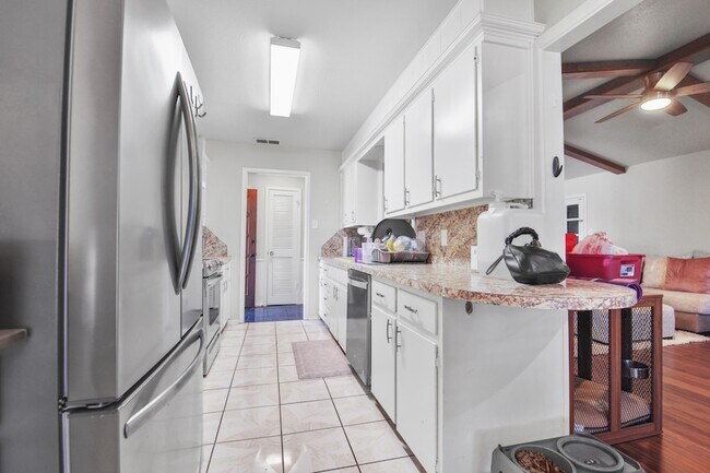 Building Photo - 5625 Amherst St