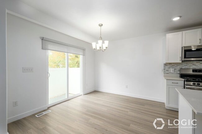 Building Photo - Spacious Townhome in Herriman!
