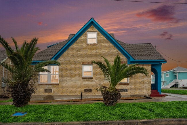Building Photo - 1028 Ave M 1/2