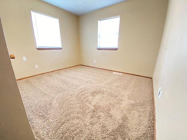 Building Photo - AVAILABLE NOW!