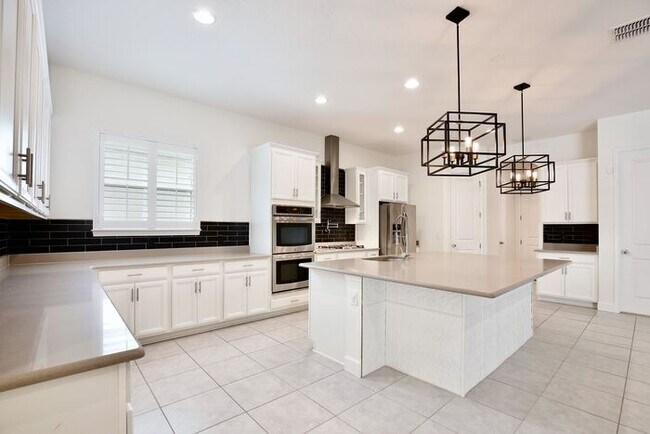 Building Photo - Elegant 5-Bedroom Pool Home for Rent in Sa...