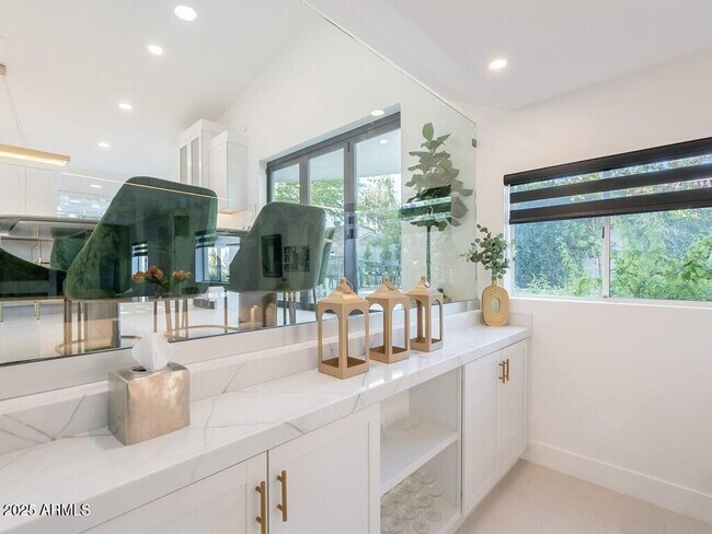 Building Photo - 4748 E Redfield Rd