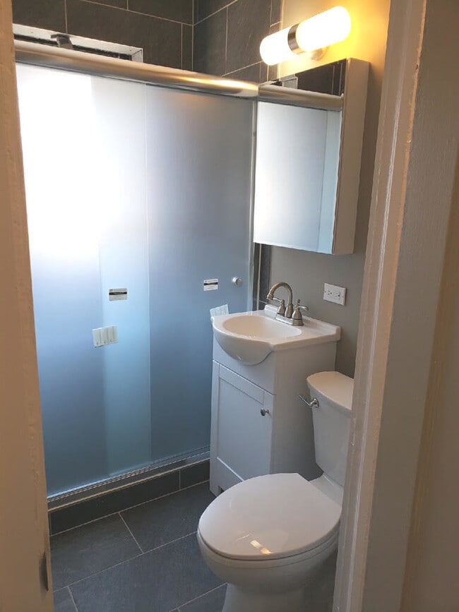 Building Photo - 1064 W Thorndale Ave