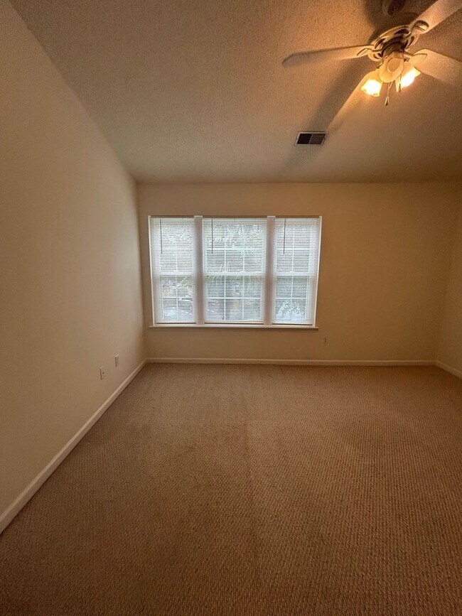 Building Photo - Oak Bluff Townhome