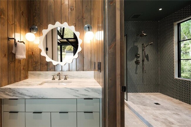 Building Photo - 725 Rocky Point Dr