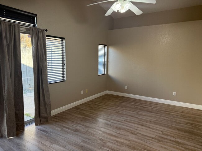 Building Photo - Great Area, 3 Bedroom, 2 Bath with major kitchen appliances.