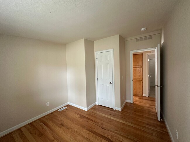 Building Photo - 3 Bedroom / 2 Bathroom Home in The Gated Troutcreek Village in Sisters