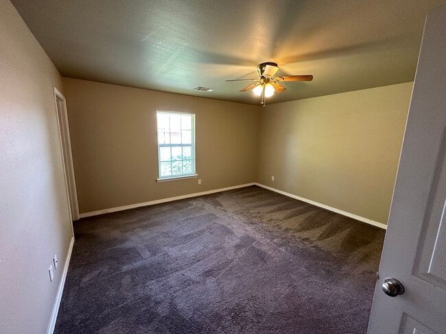 Building Photo - Come take a look at this 3-bedroom 2-bathr...