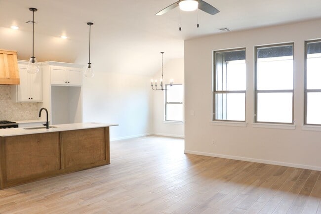 Building Photo - Brand New Home in Shawnee!