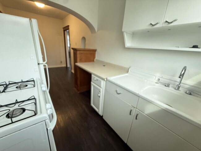 Building Photo - Large 1 Bed unit close to parks, great architecture and very walkable