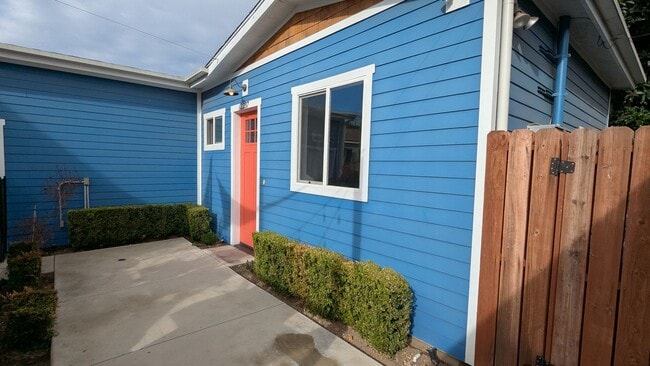 Building Photo - Private 1 Bed 1 Bath Back House with Yard ...