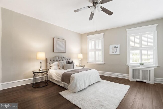 Building Photo - 858 S Front St