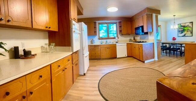 Building Photo - Very Large Ranch Style on South Hills