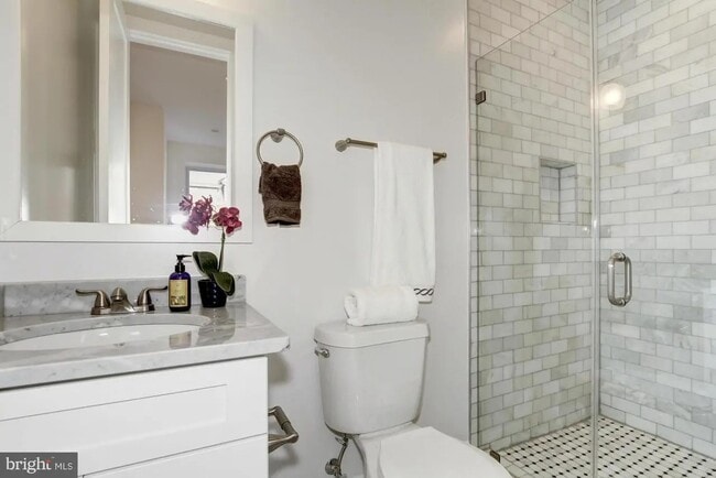 Upstairs bathroom en suite - 1823 N Capitol St NE