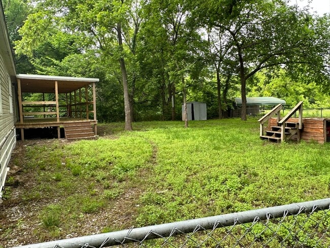Building Photo - Country Living