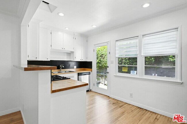 Building Photo - 2710 Arizona Ave