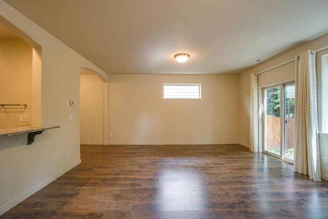Building Photo - THREE BEDROOM HOUSE