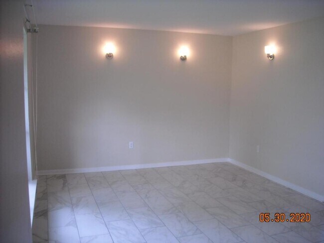 Building Photo - 10331 W Almond Dr