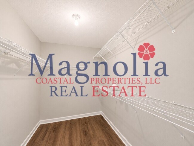Building Photo - 4 Bedrooms, 2.5 Bathrooms in Live Oak Subdivision