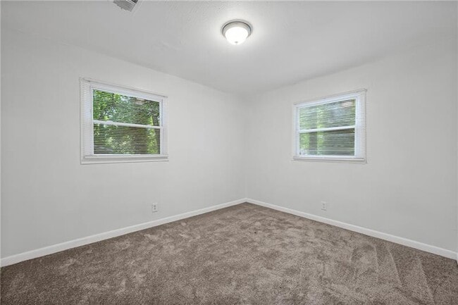 Building Photo - 305 Banberry Dr SE