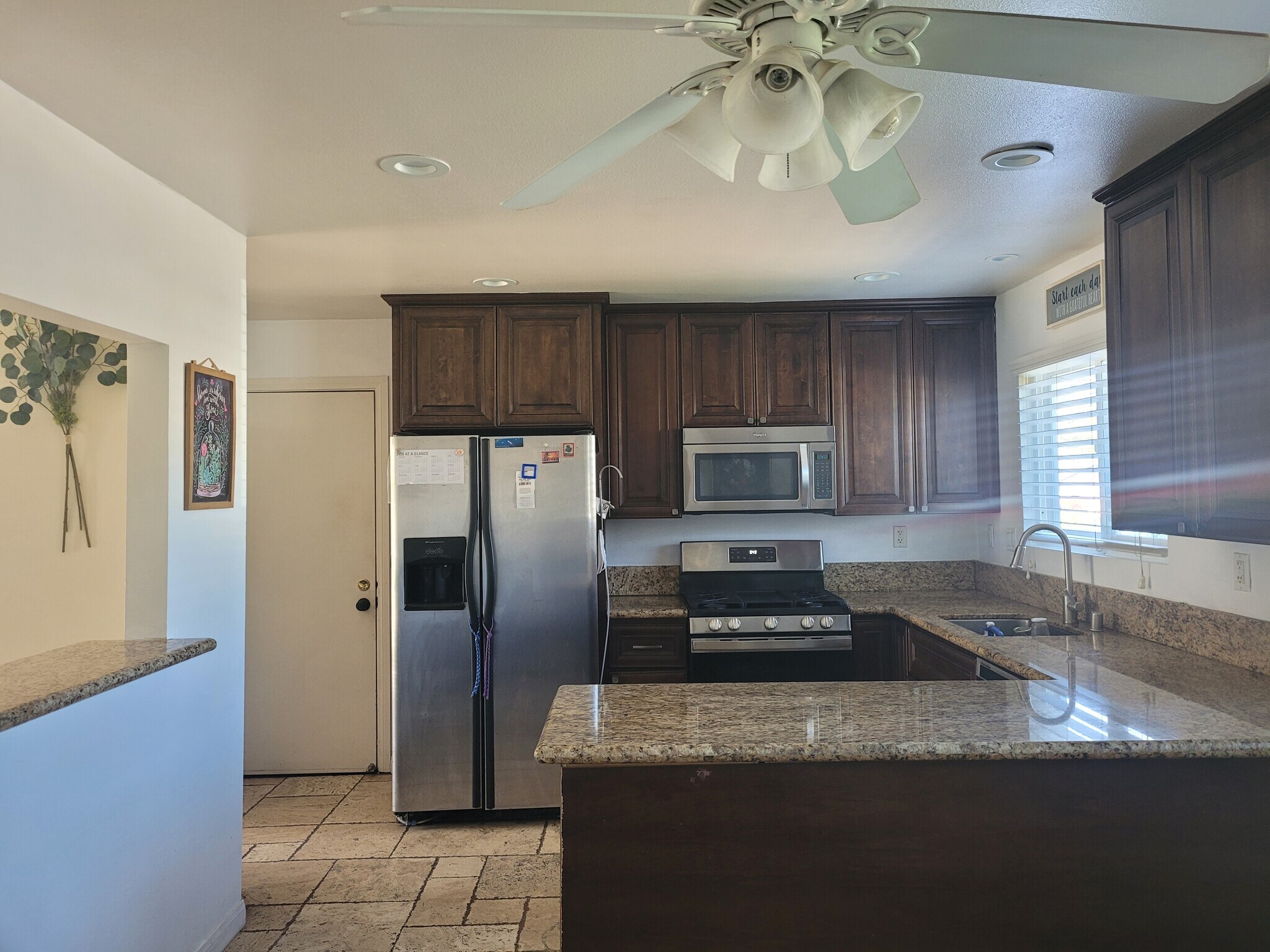 Building Photo - 639 Calle Tulipan