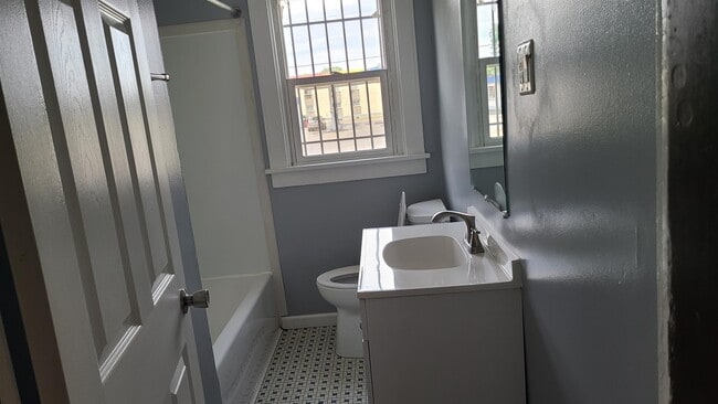 Building Photo - 1733 Lockbourne Rd